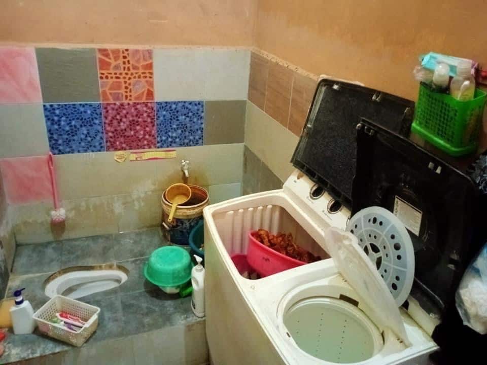 Demi Pelanggan Tak Puasa, Wanita Ini Sanggup Sorok Lauk Dalam Tandas