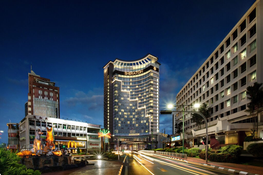 Terletak Di Tengah Kuching, Bangunan Sheraton Hotel Ini Jadi Tumpuan Netizen Sarawak