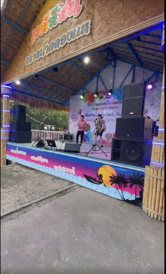 Selamba Bawa Lagu 'Bekikis Bulu Betis' Di Thailand, Gelagat 2 Lelaki Ini Buat Warga Sarawak Kagum