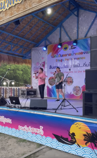 Selamba Bawa Lagu 'Bekikis Bulu Betis' Di Thailand, Gelagat 2 Lelaki Ini Buat Warga Sarawak Kagum
