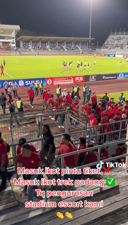 Tetap Hormat Walau Kalah, Penyokong Kuching City FC Sambut Penyokong Selangor FC Dengan Meriah