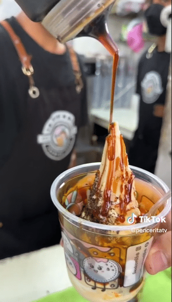Selepas Laksa Sarawak, Wartawan Semenanjung Ini Puji Keenakan Ais Krim Gula Apong