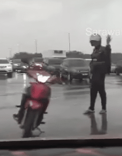 Lampu Isyarat Rosak, Netizen Puji Orang Awam Bantu Kawal Lalu Lintas Di Jalan Tol Kuching