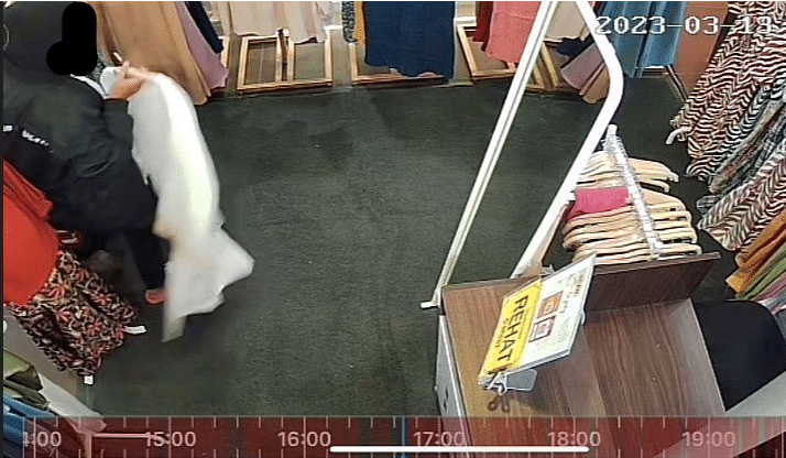 Siap Lipat Baju Dicuri, Pemilik Kedai Dedah Rakaman CCTV Wanita 'Rembat' Pakaian Di Plaza Merdeka