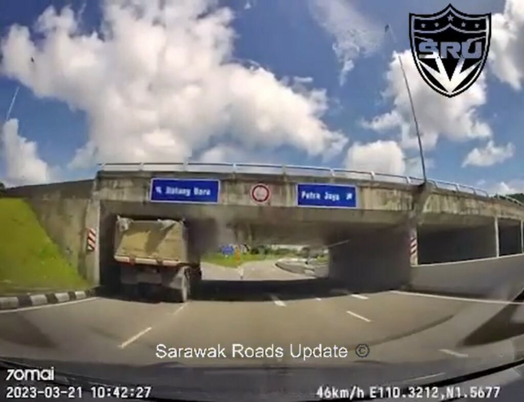 Selamba 'Rudu' Underpass Petra Jaya, Aksi Lori Ini Jadi Tumpuan Netizen Kuching