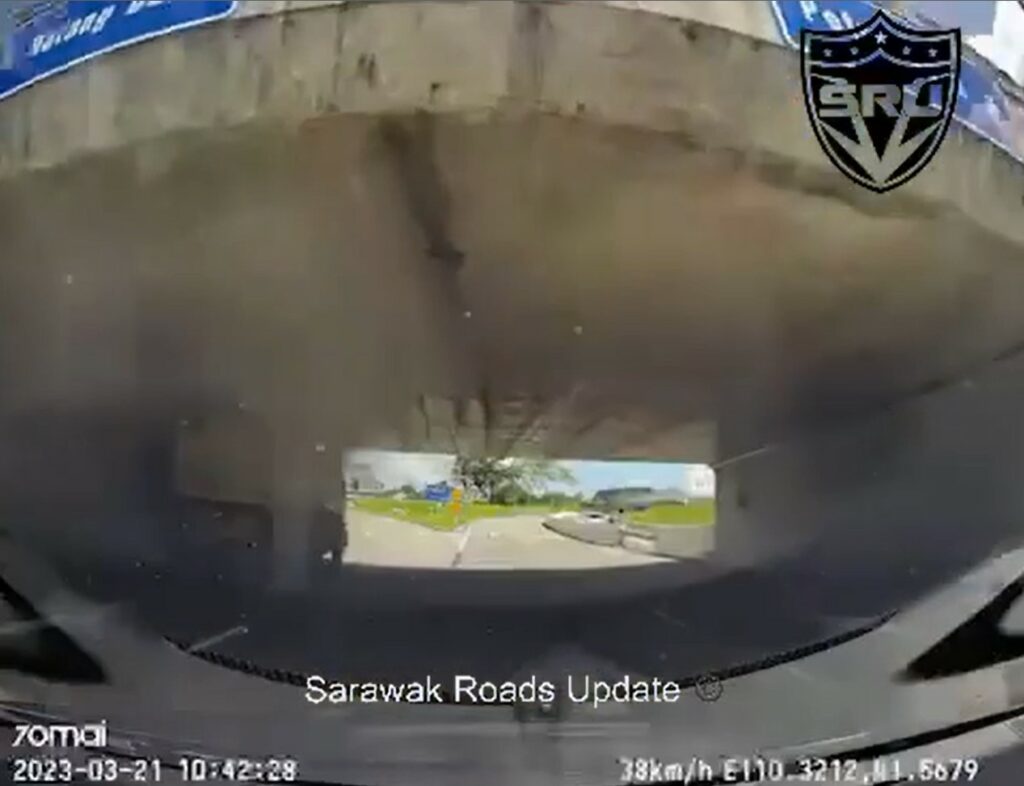 Selamba 'Rudu' Underpass Petra Jaya, Aksi Lori Ini Jadi Tumpuan Netizen Kuching