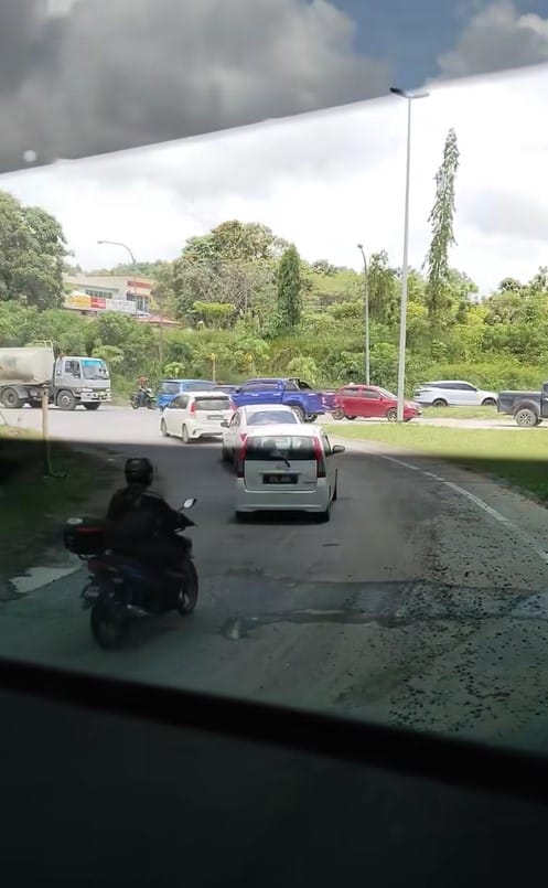 Selamba Buat U-Turn Haram, Aksi 'Berani Mati' Pemandu Di Bintulu Buat Netizen Kecut Perut