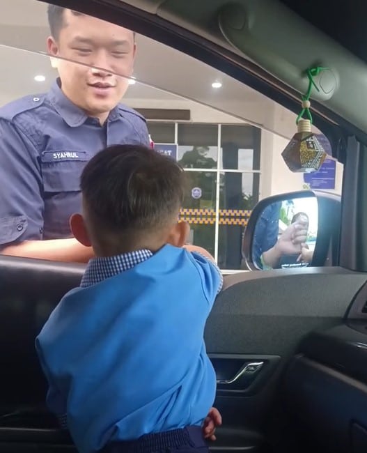 Tidak Mahu Pergi Sekolah, Ibu Siap Bawa Anak Pergi Ke Balai Polis Sarawak Buat Netizen Geli Hati