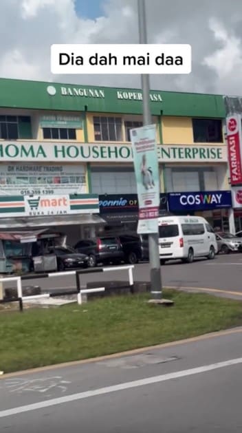 Buru Geng Plastik Hitam, Netizen Terhibur Lihat Van Jenazah 'Kayo-Kayo' Di Jalan Astana