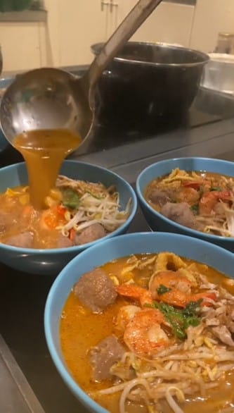 Gigih Masak Laksa Sarawak Buat Rakan 'Mat Salleh', Video Wanita Ini Buat Netizen Terliur
