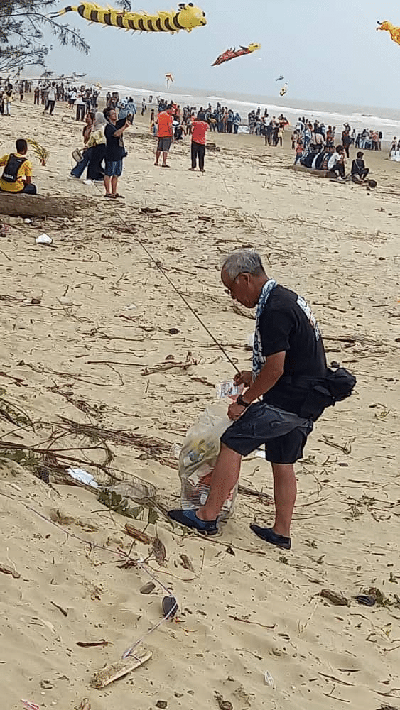 Contoh Terbaik, Lelaki Jepun Ini Tolong Kutip Sampah Selepas Festival Layang-Layang Antarabangsa Kabong 2023