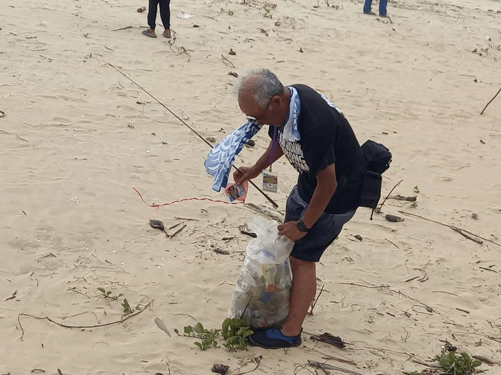 Contoh Terbaik, Lelaki Jepun Ini Tolong Kutip Sampah Selepas Festival Layang-Layang Antarabangsa Kabong 2023