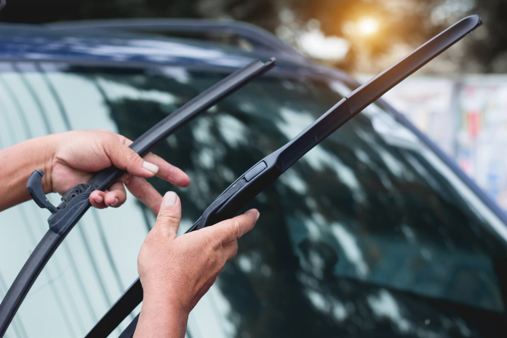 Kereta Sedan Tidak Mempunyai Wiper Di Belakang Seperti Kereta Hatchback, Ini Penjelasannya