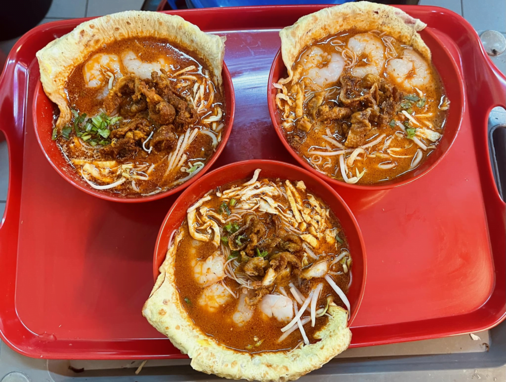 Port Breakfast Halal Di Bau, Nikmati Laksa Sarawak Chicken Skin Di Lala Laksa Gold