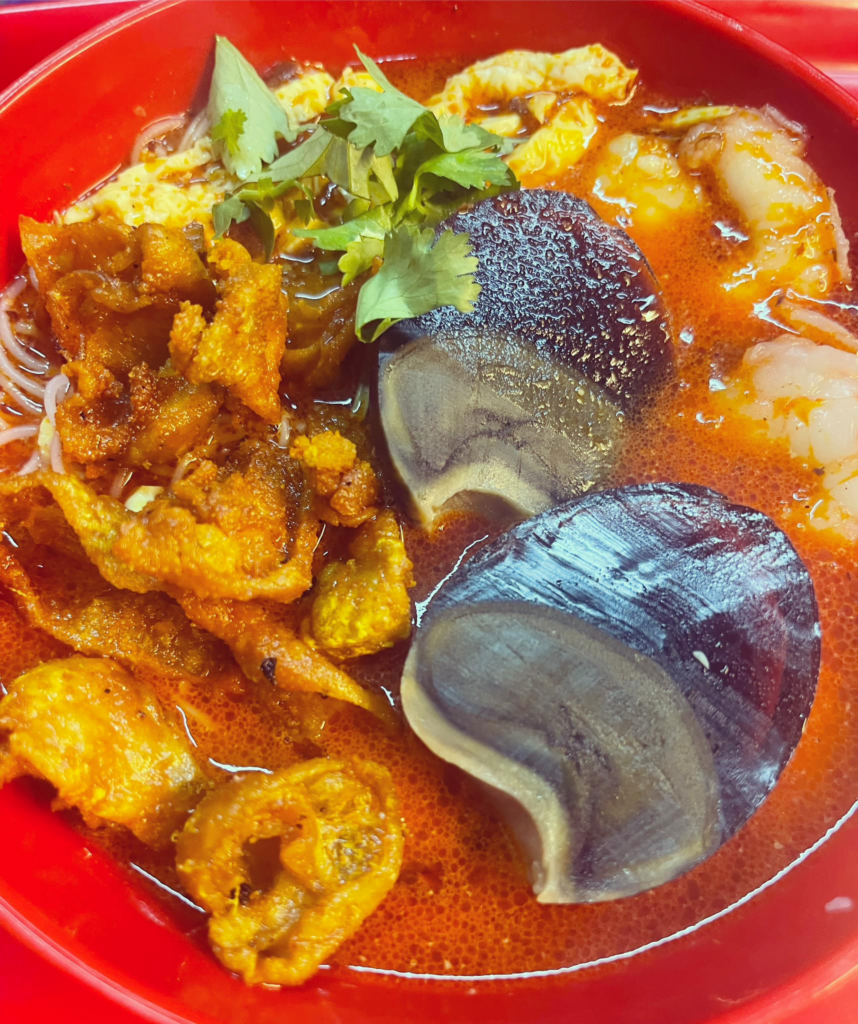 Port Breakfast Halal Di Bau, Nikmati Laksa Sarawak Chicken Skin Di Lala Laksa Gold