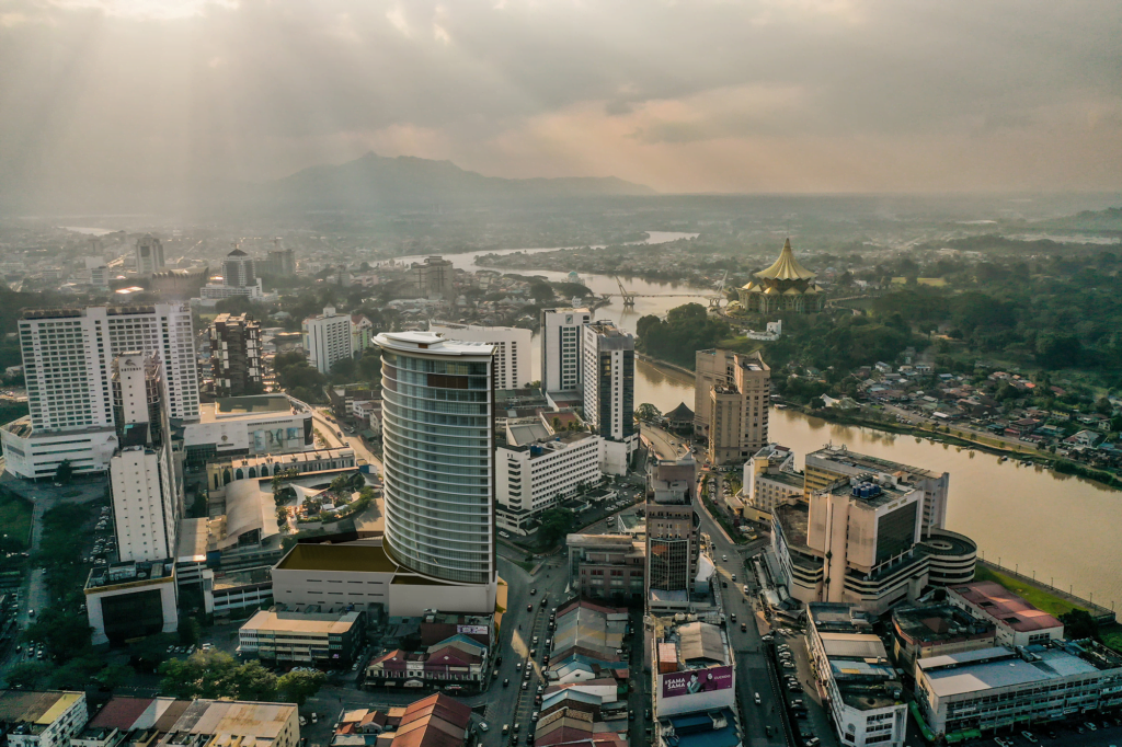 Terletak Di Tengah Kuching, Bangunan Sheraton Hotel Ini Jadi Tumpuan Netizen Sarawak