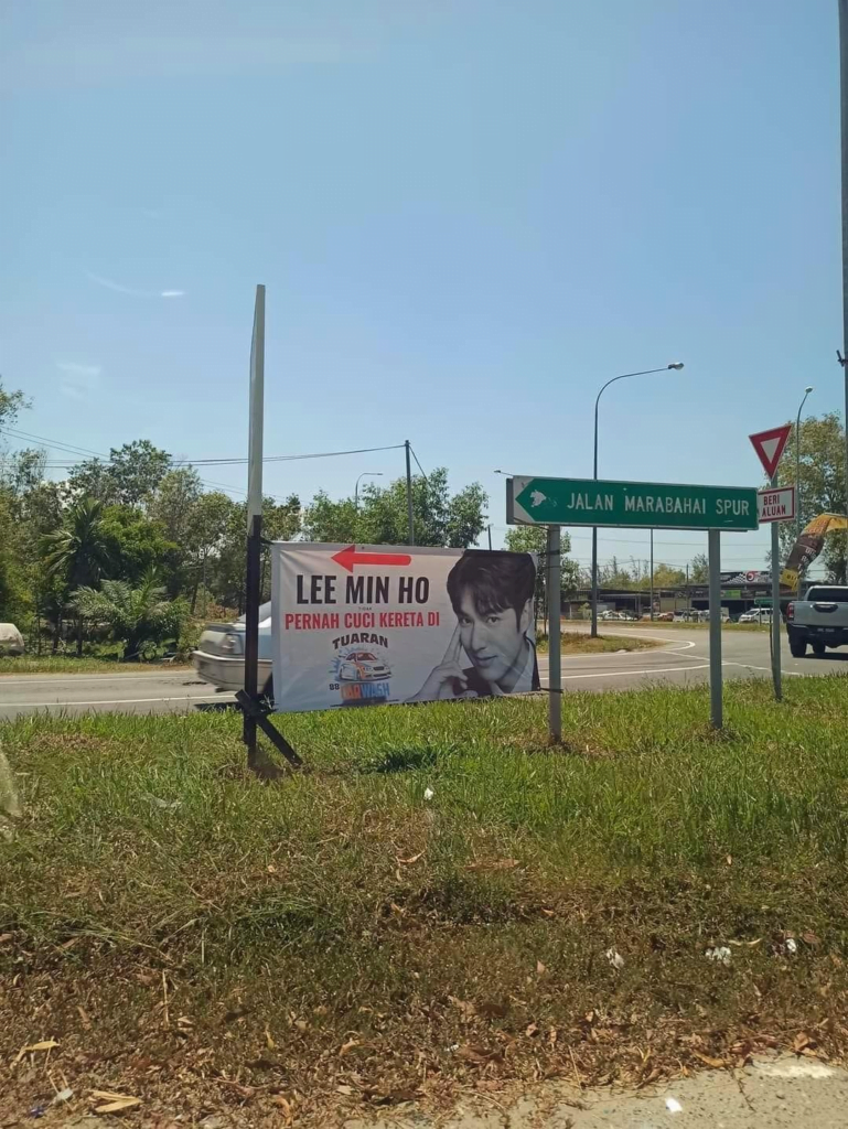 Tular Banner 'Lee Min Ho Pernah Cuci Kereta Di Tuaran', Netizen Geli Hati Dengan Strategi Peniaga Ini