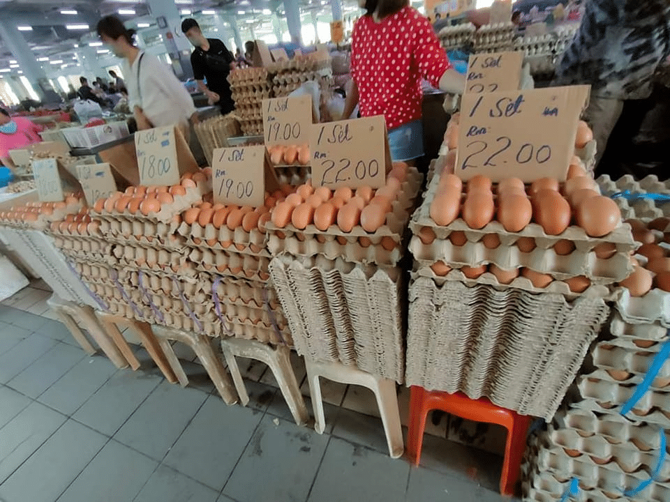 Hingga Mencecah RM22, Harga Sepapan Telur Di Pasar Sibu Ini Raih Perhatian Netizen