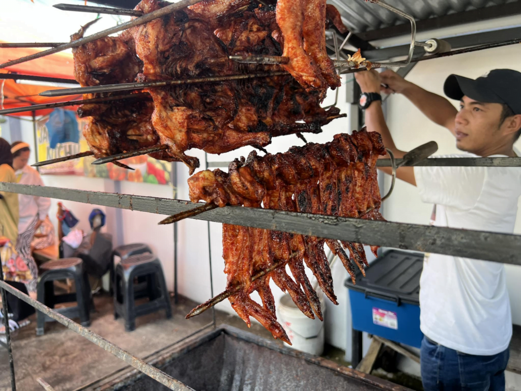 Hanya Buka Pada Bulan Puasa, Nikmati Ayam Panggang Legend Kampung Nombor 5 Di Kuching Ini