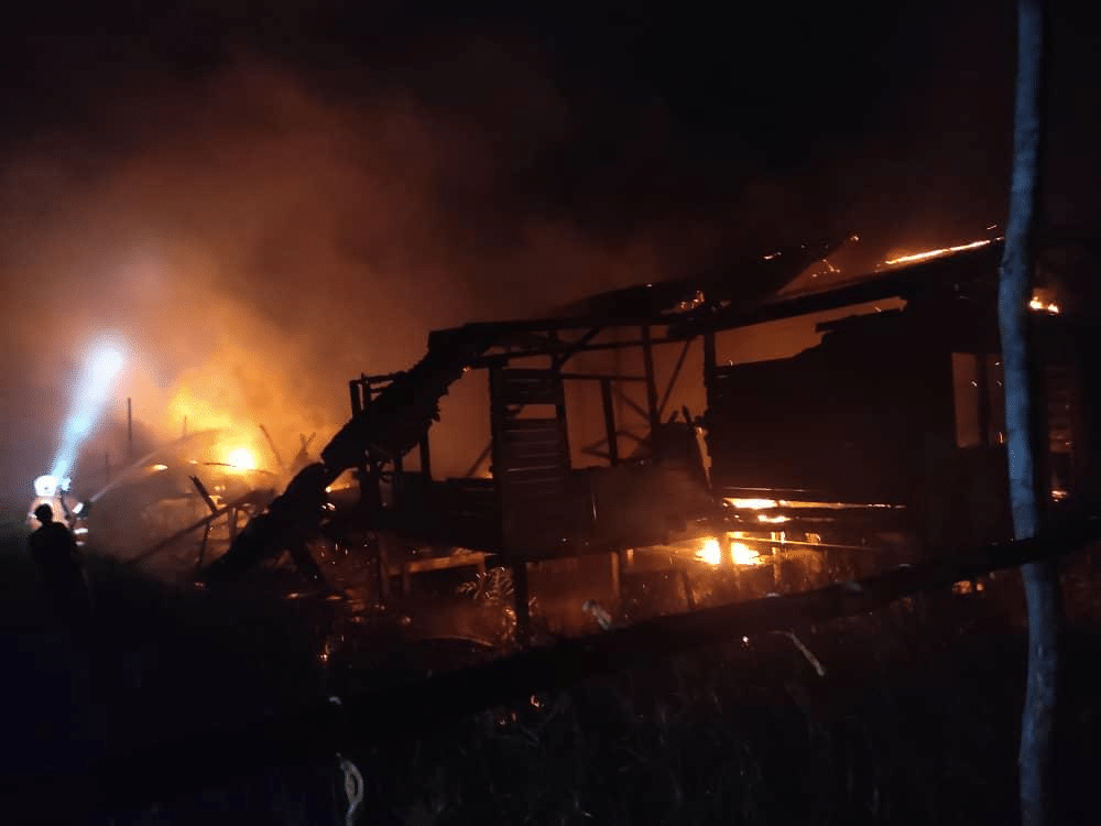 Mengamuk Dengan Keluarga, Penagih Dadah Bertindak Bakar Rumah Sendiri Sehingga Ranap Di Mukah
