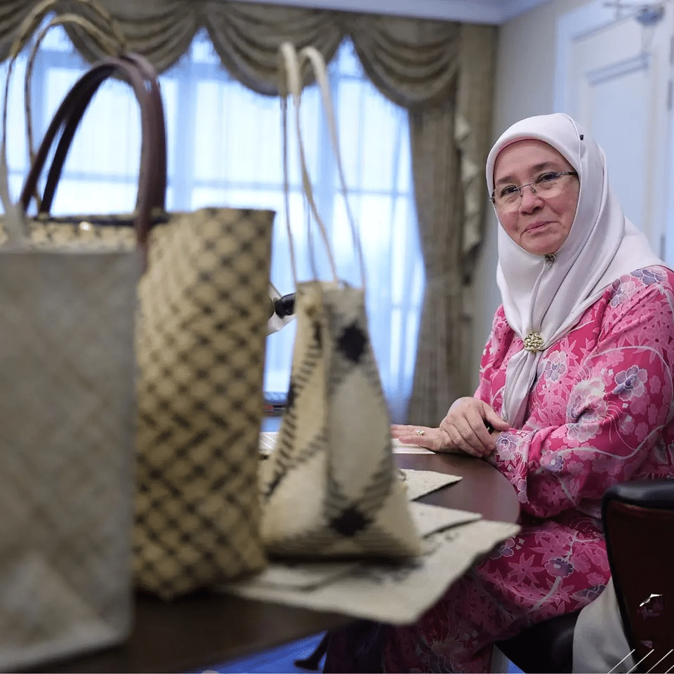 Raja Permaisuri Agong: Keringkam Sarawak Terpilih Untuk Dipamer Ke Minggu Kraf Di London