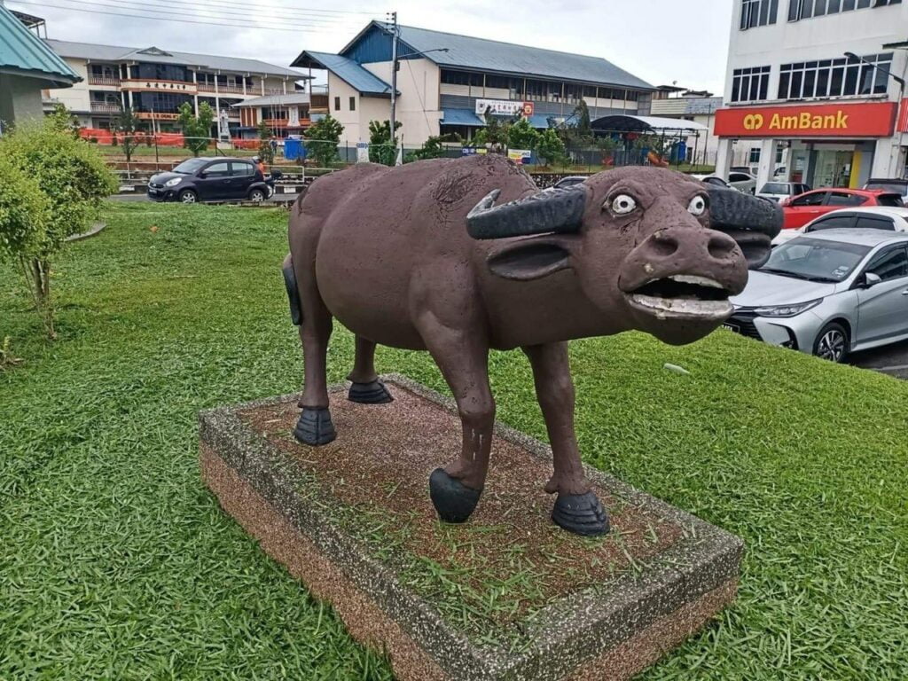 Mercu Tanda Baru Di Serian, Netizen Terhibur Lihat Replika Kerbau 'Beliang' Ini