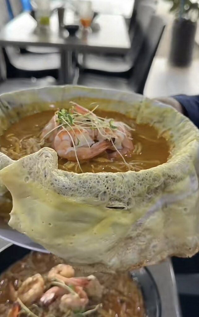 Kagum Dengan Keenakannya, Wartawan Semenanjung Ini Bagi Laksa Sarawak 5 Bintang