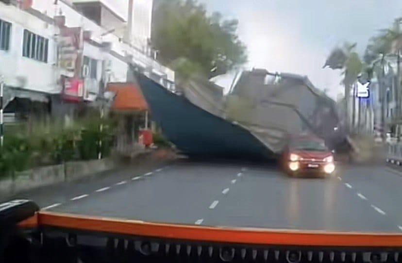 Tiba-Tiba Jatuh Di Tengah Jalan, Proton Saga Di Miri Ini Hampir Dihempap Bumbung