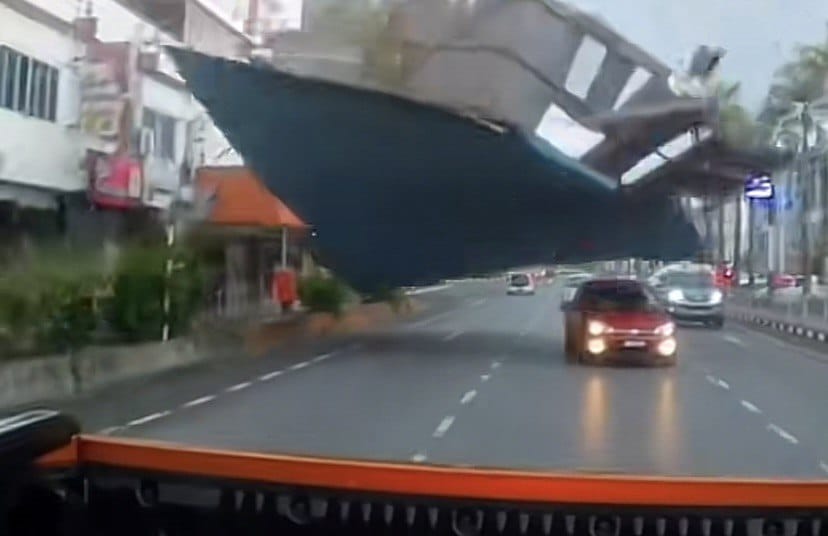 Tiba-Tiba Jatuh Di Tengah Jalan, Proton Saga Di Miri Ini Hampir Dihempap Bumbung