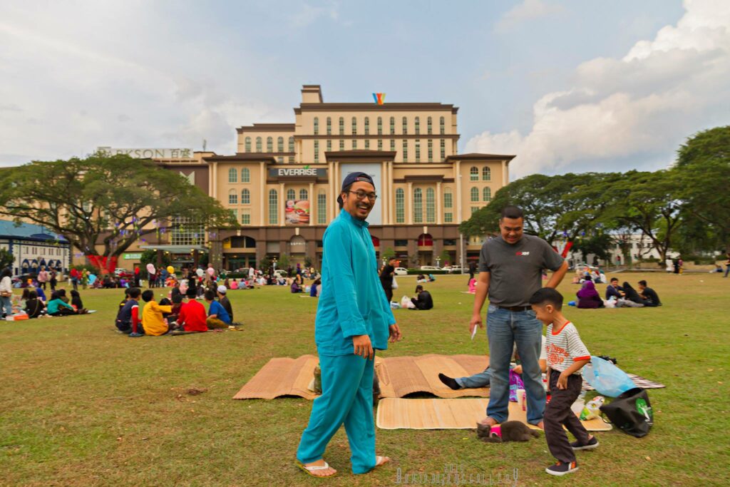 Juh Berambeh Sungke, Acara Buka Puasa Ala Picnic Di Padang Merdeka Kuching Berlangsung Hari Ini