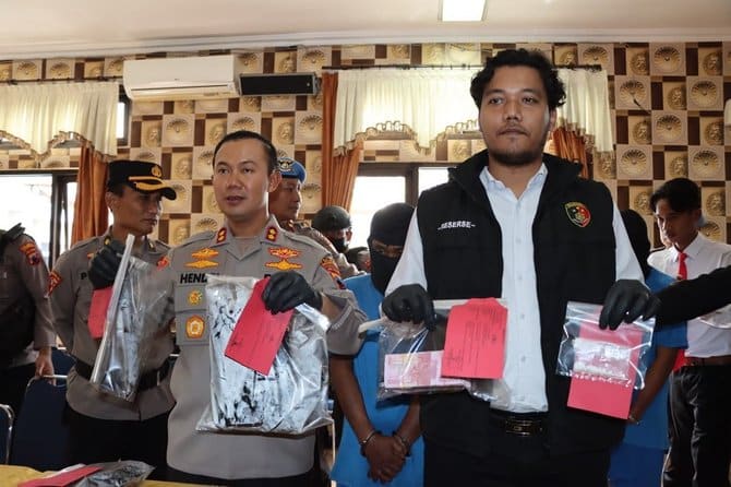Kejam! Mayat Ditemui Di Kebun, Rupanya 'Bomoh Ganda Duit' Ini Dalang Di Sebalik 11 Pembunuhan