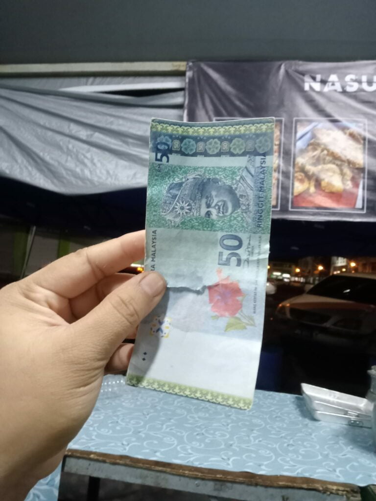 Peniaga Ditipu, Pelanggan Beri Duit Palsu Di Bazar Emart Matang