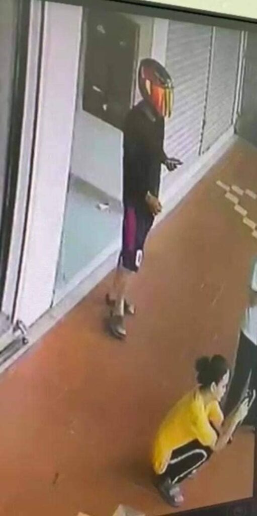 Gian Pamer Kemaluan Di Padawan, Lelaki Ini Berjaya Ditangkap Pihak Polis