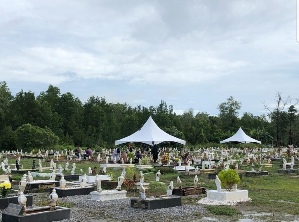 Barangan Dicuri Semasa Ziarah Kubur Semariang, Lelaki Ini Beri Amaran Supaya Berhati-Hati