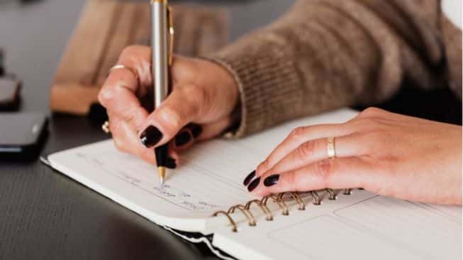 Cara Meluahkan Emosi Positif, 5 Kebaikan Menulis Jurnal