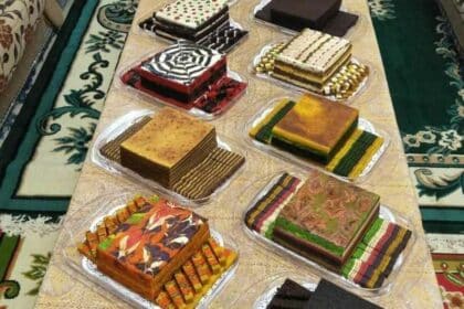 Hidang Hingga 40 Loyang Kek, Ketahui Tradisi Palak Meja Yang Popular Di Sarawak