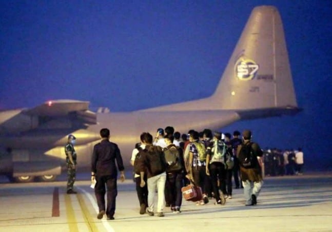 'Turun Pakai Parachute Ke?', Student UPNM Balik Raya Naik Pesawat C-130 Hercules Buat Netizen Teruja