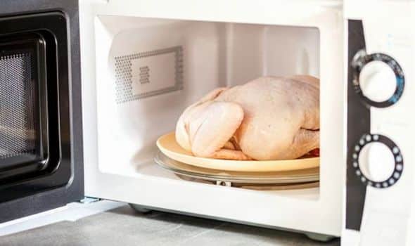 Boleh Mengundang Salmonella, Ini Cara Untuk Anda 'Defrost' Ayam Dengan Cara Yang Betul
