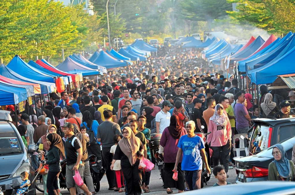 Didapati Kotor, 10 Notis Dikeluarkan Kepada Peniaga Bazar Ramadan Di Kuching