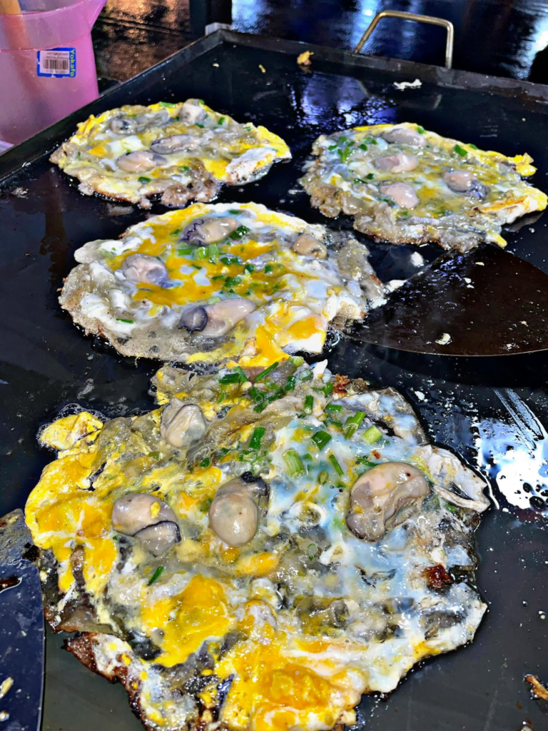 Dijamin Halal, Warga Kuching Wajib Cuba 'Oyster Omelettes' Di Bazar Ramadan Satok
