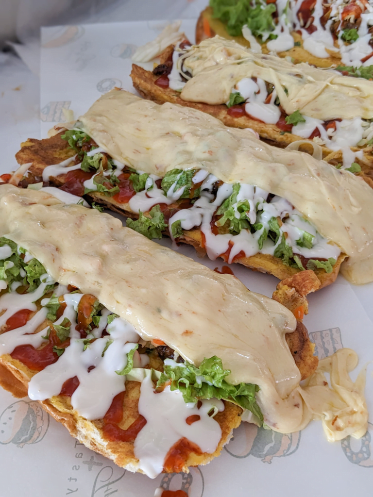 Kombinasi Unik Dengan Rasa Mantap, Anda Perlu Cuba Roti John Madu Cheese Leleh Di Bazaar Satok Ini