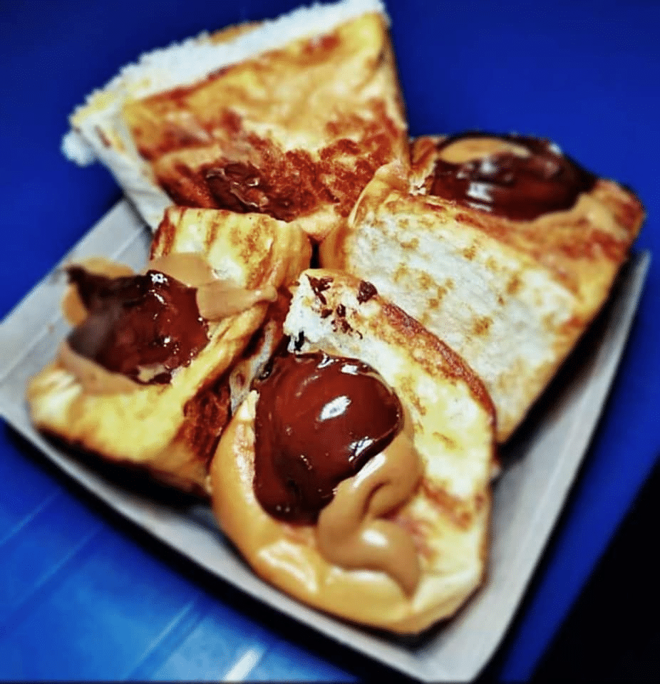 Hidangan Enak Untuk Moreh, Anda Perlu Cuba Roti Bakar Leleh Di Kuching Ini