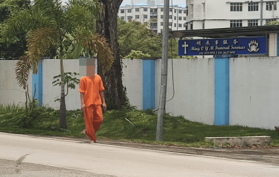 Disangka Banduan 'Terlepas', Lelaki Berbaju Oren Di Miri Ini Raih Perhatian Netizen