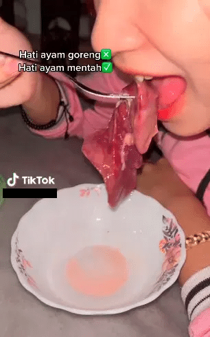 Selamba Makan Hati Ayam Mentah, Perkongsian Wanita Ini Buat Netizen 'Loya Tekak'