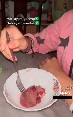 Selamba Makan Hati Ayam Mentah, Perkongsian Wanita Ini Buat Netizen 'Loya Tekak'