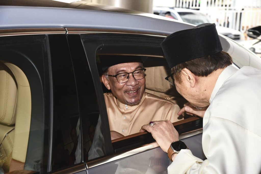 Sempoi Naik 'Bentley Flying Spur', Warga Kuching Teruja Sambut Kedatangan PMX Ke Sarawak