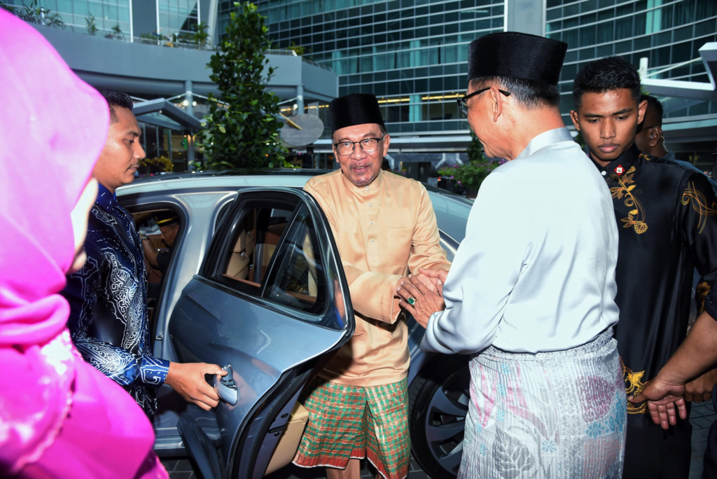 Sempoi Naik 'Bentley Flying Spur', Warga Kuching Teruja Sambut Kedatangan PMX Ke Sarawak