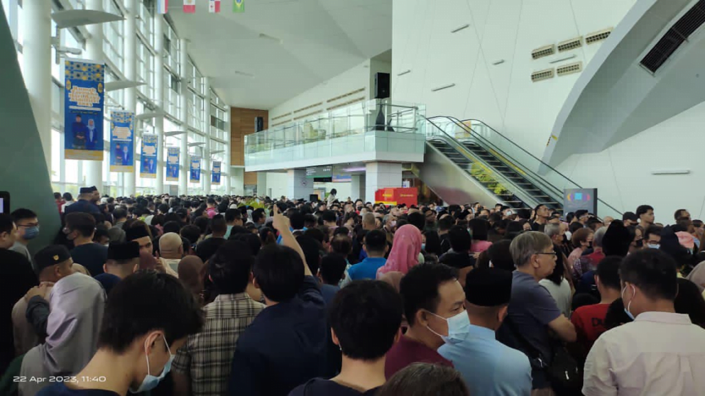 Rumah Terbuka Premier Sarawak 'Happening', Rakyat Berbilang Kaum Datang Meriahkan Suasana