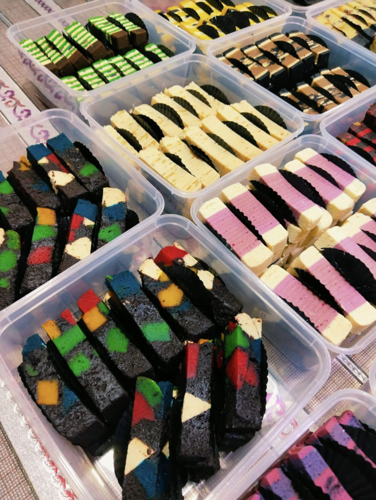 Ada 23 Jenis Kek Lapis, Netizen Kagum Dengan Hidangan Raya Di Rumah Lelaki Ini