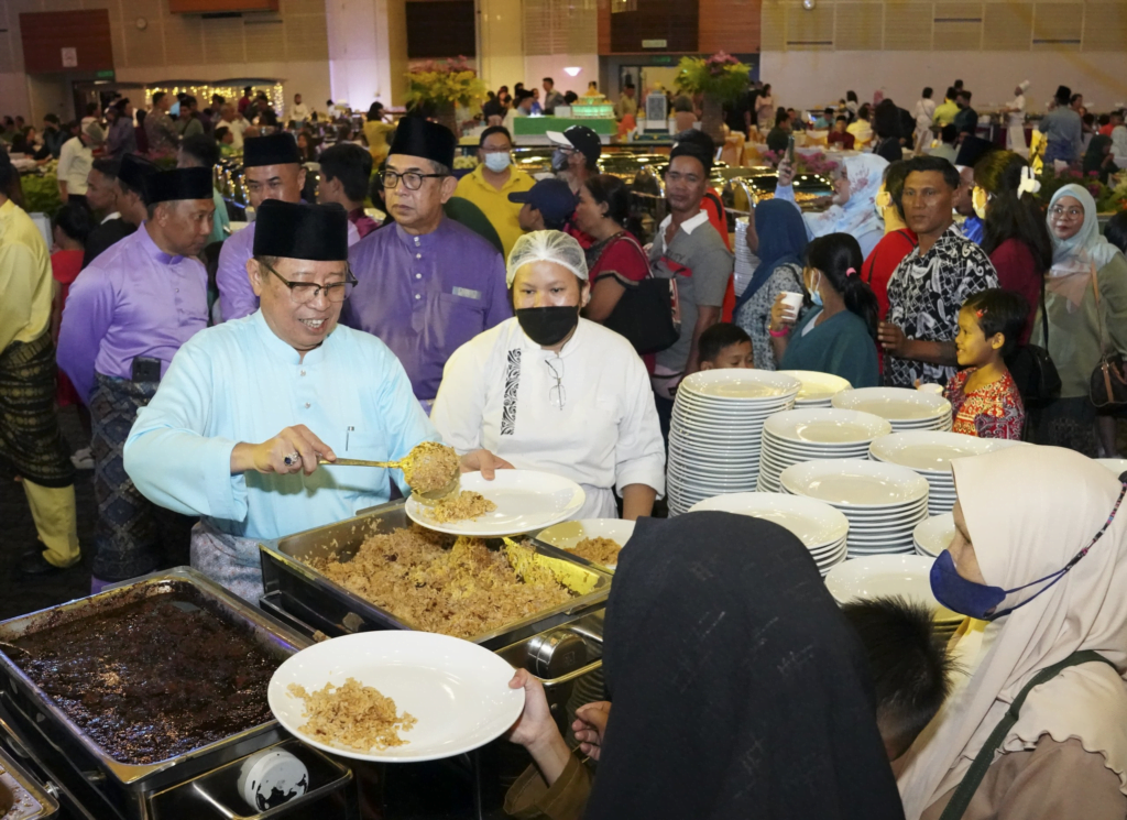 Sungguh Meriah, Rumah Terbuka Premier Sarawak Dikunjungi Lebih 10,000 Rakyat Berbilang Kaum